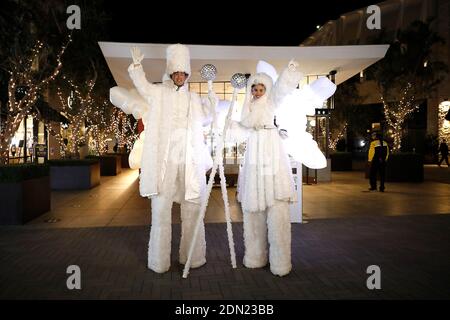 San Diego, CA, USA. 16th Dec, 2020. Westfield UTC patrons watched the Snow Globe Collection Wednesday before the start of Christmas week. The Collection contains dancers and characters within real-life snow globes. Credit: John Gastaldo/ZUMA Wire/Alamy Live News Stock Photo