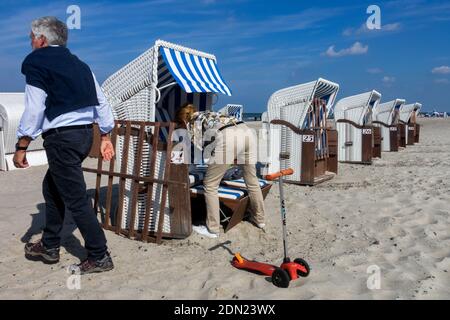 Homme et femme sur la plage de Warnemunde Allemagne chaises Banque D'Images