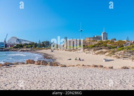 FREMANTLE, AUSTRALIE, 19 JANVIER 2020 : Roundhouse derrière la plage des baigneurs à Fremantle, Australie Banque D'Images