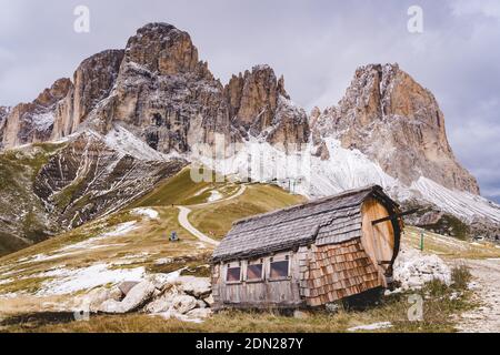 vue sur les montagnes de langkofel et de plattkofel avec neige Banque D'Images