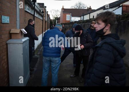 Les spectateurs arrivant au sol avant le jeu Marine Hyde United dans un FA Trophy première cravate à la Marine Travel Arena, anciennement Rossett Park, à Crosby. En raison de la réglementation du coronavirus qui avait suspendu les matchs de ligue, les seuls joueurs des Merseysiders ont participé aux compétitions de coupe, y compris leur prochaine égalité contre Tottenham Hotspur lors de la coupe FA troisième tour. Marine a gagné le match par 1-0, regardé par une capacité autorisée de 400, avec les visiteurs ayant deux hommes envoyés dans la seconde moitié. Banque D'Images