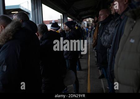 Spectateurs dans le hangar regardant la première moitié de Marine jouer Hyde United dans un FA Trophy première cravate à la Marine Travel Arena, anciennement connu sous le nom de Rossett Park, à Crosby. En raison de la réglementation du coronavirus qui avait suspendu les matchs de ligue, les seuls joueurs des Merseysiders ont participé aux compétitions de coupe, y compris leur prochaine égalité contre Tottenham Hotspur lors de la coupe FA troisième tour. Marine a gagné le match par 1-0, regardé par une capacité autorisée de 400, avec les visiteurs ayant deux hommes envoyés dans la seconde moitié. Banque D'Images