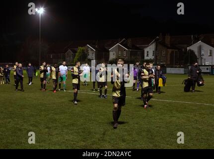 Les joueurs à la maison qui quittent le terrain comme Marine jouent Hyde United dans un FA Trophy première cravate à la Marine Travel Arena, anciennement Rossett Park, à Crosby. En raison de la réglementation du coronavirus qui avait suspendu les matchs de ligue, les seuls joueurs des Merseysiders ont participé aux compétitions de coupe, y compris leur prochaine égalité contre Tottenham Hotspur lors de la coupe FA troisième tour. Marine a gagné le match par 1-0, regardé par une capacité autorisée de 400, avec les visiteurs ayant deux hommes envoyés dans la seconde moitié. Banque D'Images