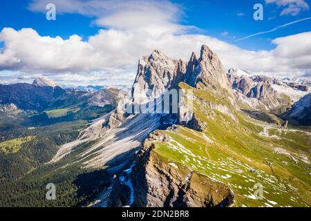 vue sur la chaîne de montagnes seceda et geisler dans le dolomites Banque D'Images