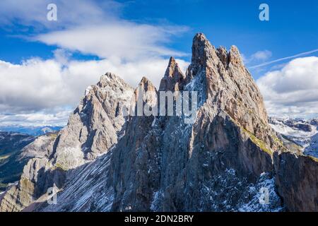 vue sur les sommets de la chaîne de montagnes du groupe geisler couvert de neige Banque D'Images