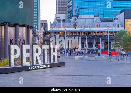 PERTH, AUSTRALIE, 19 JANVIER 2020 : vue sur la place Yagan à Perth, Australie, au coucher du soleil Banque D'Images