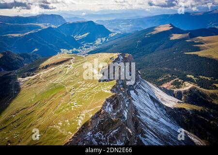 vue aérienne sur la falaise dans les dolomites Banque D'Images