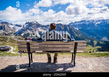 personne assise sur un banc dans les dolomites Banque D'Images