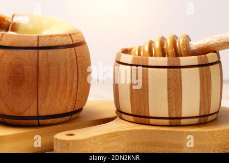 Bâton de bois au-dessus du pot avec du miel biologique naturel aromatique. Concept de vacances saines du nouvel an juif. rosh hashanah Banque D'Images