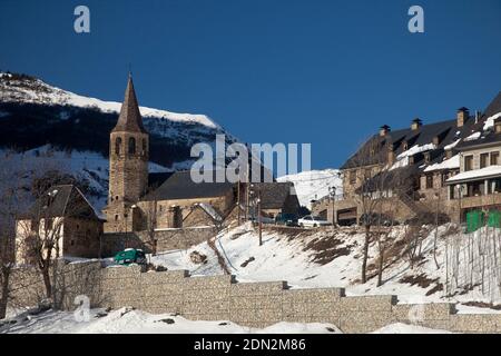 Vue panoramique de Bagergue avec l'église romane Sant Feliú sur la gauche, recouverte de neige par une journée ensoleillée, Vall d'Aran, Lleida, Catalogne, Espagne Banque D'Images