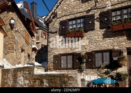 Vue horizontale de l'une des rues de Bagergue avec le restaurant Casa Peru au coin, Vall d'Aran, Lleida, Catalogne, Espagne Banque D'Images