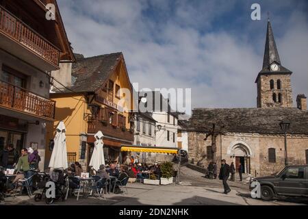 Vue horizontale de la place principale de Bossòst par temps ensoleillé avec quelques terrasses de bar en premier plan, Vall d’Aran, Lleida, Catalogne, Espagne Banque D'Images