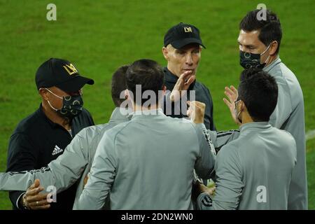 Orlando, Floride, États-Unis. 16 décembre 2020. Bob Bradley, entraîneur en chef du LAFA, célèbre la victoire avec le personnel d'entraînement lors des quarts de finale du CONCACAF. (Crédit photo : Marty Jean-Louis/Alay Live News Banque D'Images