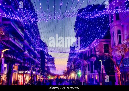 Thessalonique, Grèce - 15 décembre 2020 : décorations de Noël dans les rues et places de la ville de Thessalonique Banque D'Images