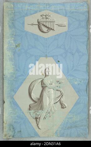 Flanc, imprimé en bloc sur des feuilles jointes de papier fait à la main, UN ensemble de tuyaux, un tambourin et une flèche centrée dans une forme hexagonale horizontale. Une figure, probablement Thyiades, l'une des compagnes femelles de Bacchus, est centrée en forme d'hexagone vertical. La figurine porte une robe longue et ondulée tout en dansant et en tenant une tasse. Formes et images hexagonales imprimées en nuances de gris et de blanc sur un fond bleu à deux tons de motifs floraux et feuilles., France, 1815–30, revêtements muraux, flanc Banque D'Images