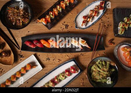 Image avec divers plats de sushi, sashimi, nigiri, yakisoba et edamame sur la table du restaurant Banque D'Images