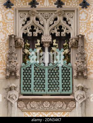 Éléments de décorations architecturales de bâtiments, balcons et fenêtres, arches et balustrade, stuc de gypse. Dans les rues de Catalogne, public p Banque D'Images