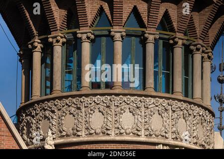 Éléments de décorations architecturales de bâtiments, balcons et fenêtres, arches et balustrade, stuc de gypse. Dans les rues de Catalogne, public p Banque D'Images