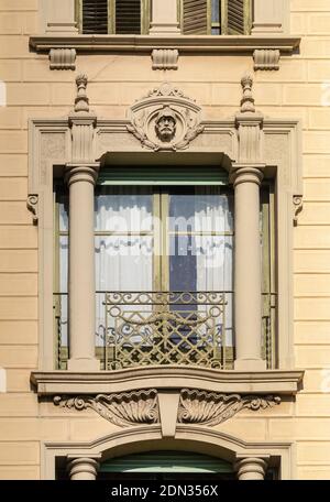 Éléments de décorations architecturales de bâtiments, balcons et fenêtres, arches et balustrade, stuc de gypse. Dans les rues de Catalogne, public p Banque D'Images