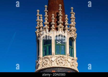 Éléments de décorations architecturales de bâtiments, balcons et fenêtres, arches et balustrade, stuc de gypse. Dans les rues de Catalogne, public p Banque D'Images