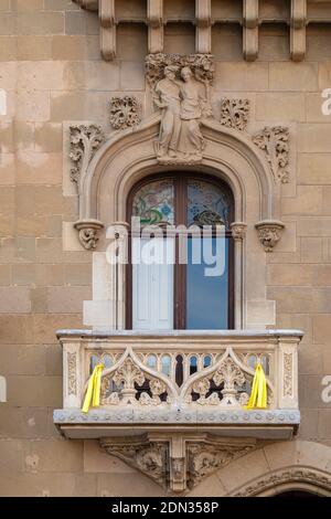 Éléments de décorations architecturales de bâtiments, balcons et fenêtres, arches et balustrade, stuc de gypse. Dans les rues de Catalogne, public p Banque D'Images