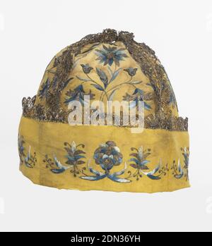 Chapeau de nuit, moyen: Soie, fil métallique (feuille d'argent enroulée autour du noyau de soie), bande d'aluminium plate technique: Brodé en points de satin sur le tissage simple étiquette: Soie brodée avec soie, fils métalliques et bande d'aluminium plate en point de satin; Dentelle bobine métallique, casquette en soie jaune taffetas pour homme composée de quatre empiècements et d'une manchette à revers profond. Brodés avec des sprays fleuris de chinoiserie symétrique en satin en soie bleue ombrée, et en bouclé en fils métalliques d'argent. Avec dentelle de bobin argentée métallisée couvrant les quatre coutures et le bord de la manchette., France ou Italie, 18e siècle, costume Banque D'Images