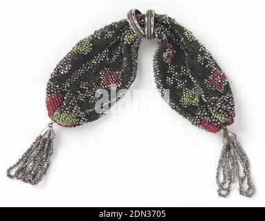 Porte-monnaie de miser, Moyen: Soie, métal technique: crochet, broderie, soie noire crochetée brodée avec de petits carrés rouges et verts, délimités en perles d'acier. Plus de perles d'acier forment des barres et des croix. Fermeture latérale contrôlée par deux anneaux en acier ; glands en perles d'acier à chaque extrémité du sac à main., France, début du XIXe siècle, costume et accessoires, sac à main Miser Banque D'Images