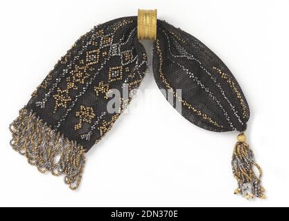 Porte-monnaie de miser, Moyen: Soie, métal technique: crochet, soie noire crochetée ornementée à une extrémité avec des barres dans le sens de la longueur de rangées alternées de perles d'or et d'acier coupées; l'autre extrémité est décorée de perles d'or et d'acier dans un motif à six pointes en étoile et en losange. Un anneau doré contrôle la fermeture latérale. Une extrémité est bordée, l'autre tasselée, avec des perles d'acier et d'or., France, début du XIXe siècle, costume et accessoires, sac à main Miser Banque D'Images