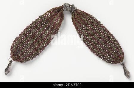 Porte-monnaie de miser, moyen: Soie, acier technique: Crochetée, soie, crochetée dans le sens de la longueur, barres étroites de rouge et de vert, ornementée uniformément avec des perles d'acier coupées. Deux anneaux en acier contrôlent la fermeture latérale ; des gouttes d'acier à chaque extrémité, France, début du XIXe siècle, costume et accessoires, porte-monnaie Miser Banque D'Images