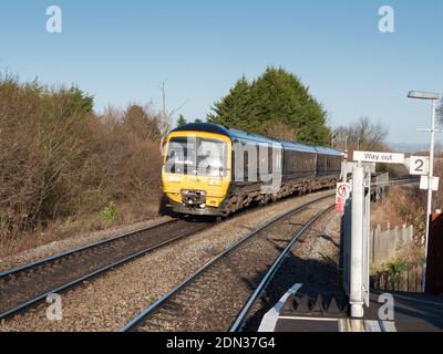 Une DMU de 3 voitures sur les voies à l'approche de Dilton Marsh Halt, près de Westbury, Wiltshire, Angleterre, Royaume-Uni. Banque D'Images
