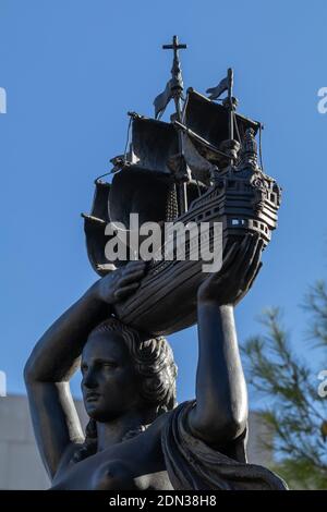 Bâtiments décorés de stuc et de statues contre le ciel bleu et les nuages blancs. Dans les rues de Catalogne, les lieux publics. Banque D'Images