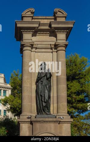 Bâtiments décorés de stuc et de statues contre le ciel bleu et les nuages blancs. Dans les rues de Catalogne, les lieux publics. Banque D'Images