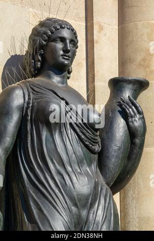 Bâtiments décorés de stuc et de statues contre le ciel bleu et les nuages blancs. Dans les rues de Catalogne, les lieux publics. Banque D'Images