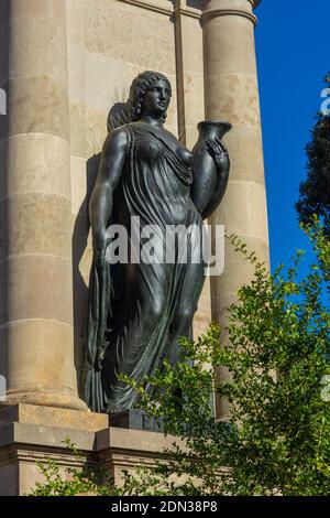 Bâtiments décorés de stuc et de statues contre le ciel bleu et les nuages blancs. Dans les rues de Catalogne, les lieux publics. Banque D'Images