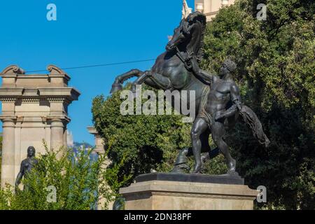 Bâtiments décorés de stuc et de statues contre le ciel bleu et les nuages blancs. Dans les rues de Catalogne, les lieux publics. Banque D'Images