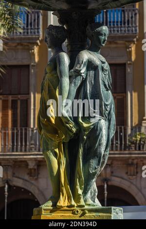 Bâtiments décorés de stuc et de statues contre le ciel bleu et les nuages blancs. Dans les rues de Catalogne, les lieux publics. Banque D'Images