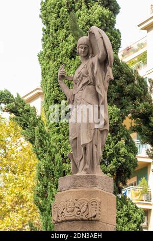 Bâtiments décorés de stuc et de statues contre le ciel bleu et les nuages blancs. Dans les rues de Catalogne, les lieux publics. Banque D'Images