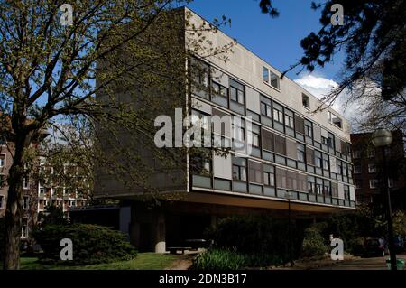 France, Paris. Le Campus de l'Université internationale. Le pavillon suisse. Bâtiment conçu par le Corbusier (1887-1965) et Pierre Jeanneret (1896-1967) entre 1930 et 1931. Il a été inauguré en juillet 1933. Vue extérieure. Banque D'Images