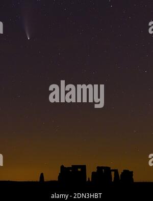 Comet Neowise dans le ciel nocturne au-dessus de Stonehenge, Wiltshire, Angleterre, Royaume-Uni, en juillet 2020 Banque D'Images
