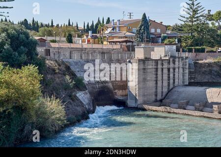 Barrage du pont médiéval du XIIIe siècle au-dessus de la rivière Mijares dans l'Ermita Santa Quiteria, Vila-Real (Villarreal) province de Castellón, Espagne, Europ Banque D'Images