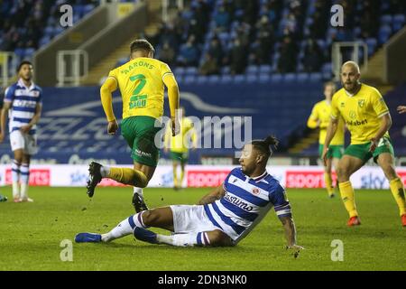 Reading, Royaume-Uni. 16 décembre 2020. Max Aarons de Norwich est fouillé par Liam Moore de Reading et une pénalité est accordée à Norwich par l'arbitre Geoff Eltringham lors du match du championnat Sky Bet au stade Madejski, Reading Picture par Paul Chesterton/Focus Images Ltd /Sipa USA 16/12/2020 Credit: SIPA USA/Alay Live News Banque D'Images