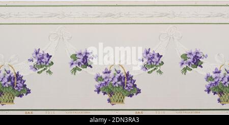 Frieze, Hobbs, Benton & Heath, Hoboken, New Jersey, papier imprimé à la machine, MOTIF répétitif de rubans gris avec motif floral blanc, dont les paniers de violettes sont suspendus avec des bouquets de violettes complémentaires entés dans les rubans. Imprimé sur un sol gris avec une grille blanche sous un ruban gris entre deux bandes de vert, complétant la bande sous la séquence., Hoboken, New Jersey, Etats-Unis, 1905–1915, Wallcoverings, Frieze Banque D'Images