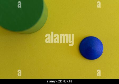 Vue de dessus des figures géométriques isolées sur un arrière-plan jaune Banque D'Images