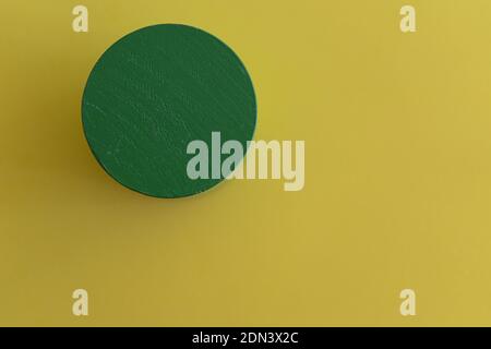 Vue de dessus d'une figure géométrique isolée sur un arrière-plan jaune Banque D'Images