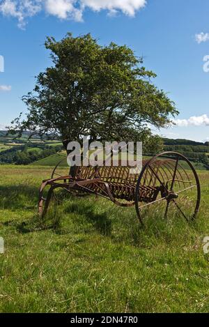 Un morceau de vieux matériel agricole rouillé sur le sommet de Room Hill près d'Exford dans le parc national d'Exmoor à Somerset, Angleterre, Royaume-Uni Banque D'Images