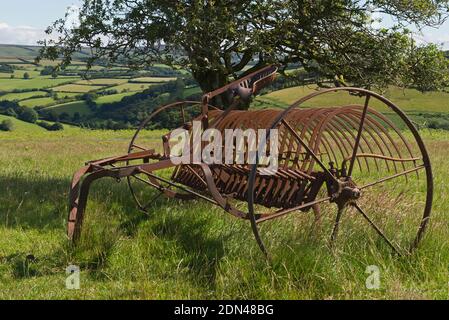 Un morceau de vieux matériel agricole rouillé sur le sommet de Room Hill près d'Exford dans le parc national d'Exmoor à Somerset, Angleterre, Royaume-Uni Banque D'Images