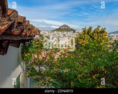 Vu du quartier Anafiotika et debout à 300 mètres (910 pieds) dans le centre d'Athènes, le mont Lycabette est le point le plus élevé de la ville. Banque D'Images