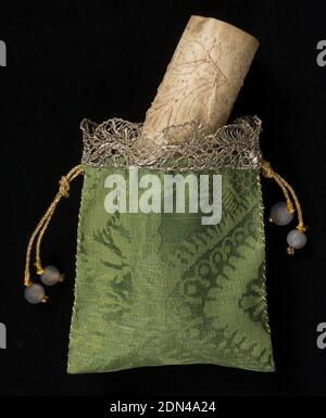 Parchemin avec dentelle inachevée à aiguille, Moyen: lin, parchemin technique: Dentelle à aiguille (boucle et torsion) dans une variété de points et une variété de combinaisons de zones ouvertes et fermées, longue bande de parchemin avec le design dessiné sur elle à l'encre. Le contour de la conception a été cousu sur le parchemin avec le fil de lin et environ la moitié de l'aiguilleté a été rempli.le design est de la courbure des sprays floraux. Il n'y a pas de répétition dans la largeur, mais il semble que le concepteur ait prévu qu'il s'agisse d'une unité de répétition car le dessin esquissé à l'extrémité distante répète les formes au début. Banque D'Images