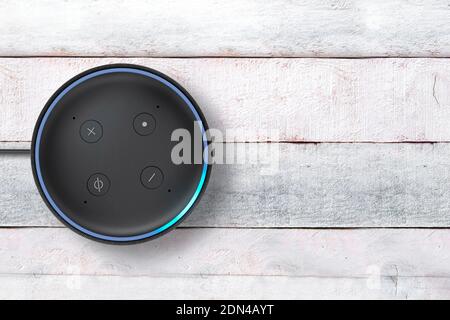 Amazon Alexa Echo Dot Haut-parleur intelligent contrôlé par la voix, sur une table blanche en bois. Espace de copie vide pour le contenu de l'éditeur. Banque D'Images