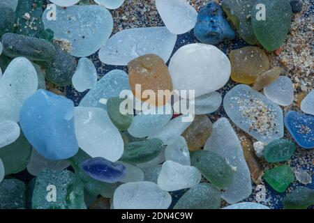 Gros plan d'une collection de verre de mer glané de La plage de Seaham Harbour dans le comté de Durham Banque D'Images